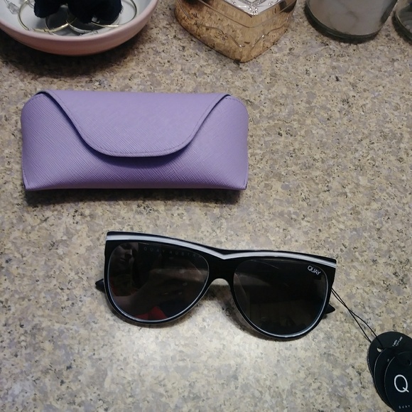 Quay Australia Accessories - Quay sunglasses with case